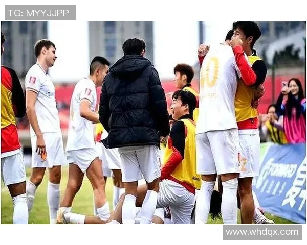 当足球球星开始训练场欢乐不断笑声盖过哨声