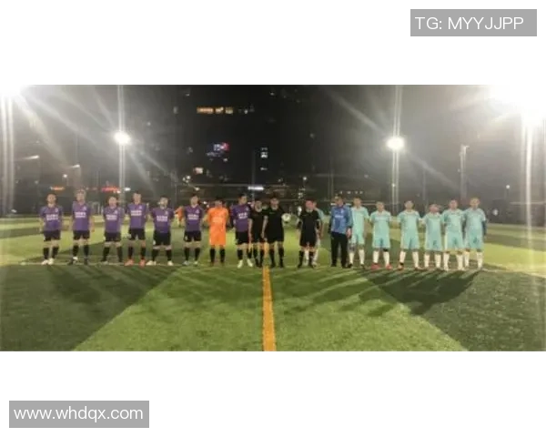 足球巨星激情欢呼点燃赛场瞬间全场观众热情回应共谱荣耀时刻